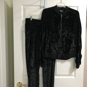 Project Runway Women's Black Velvet Pant/jacket set Size Large